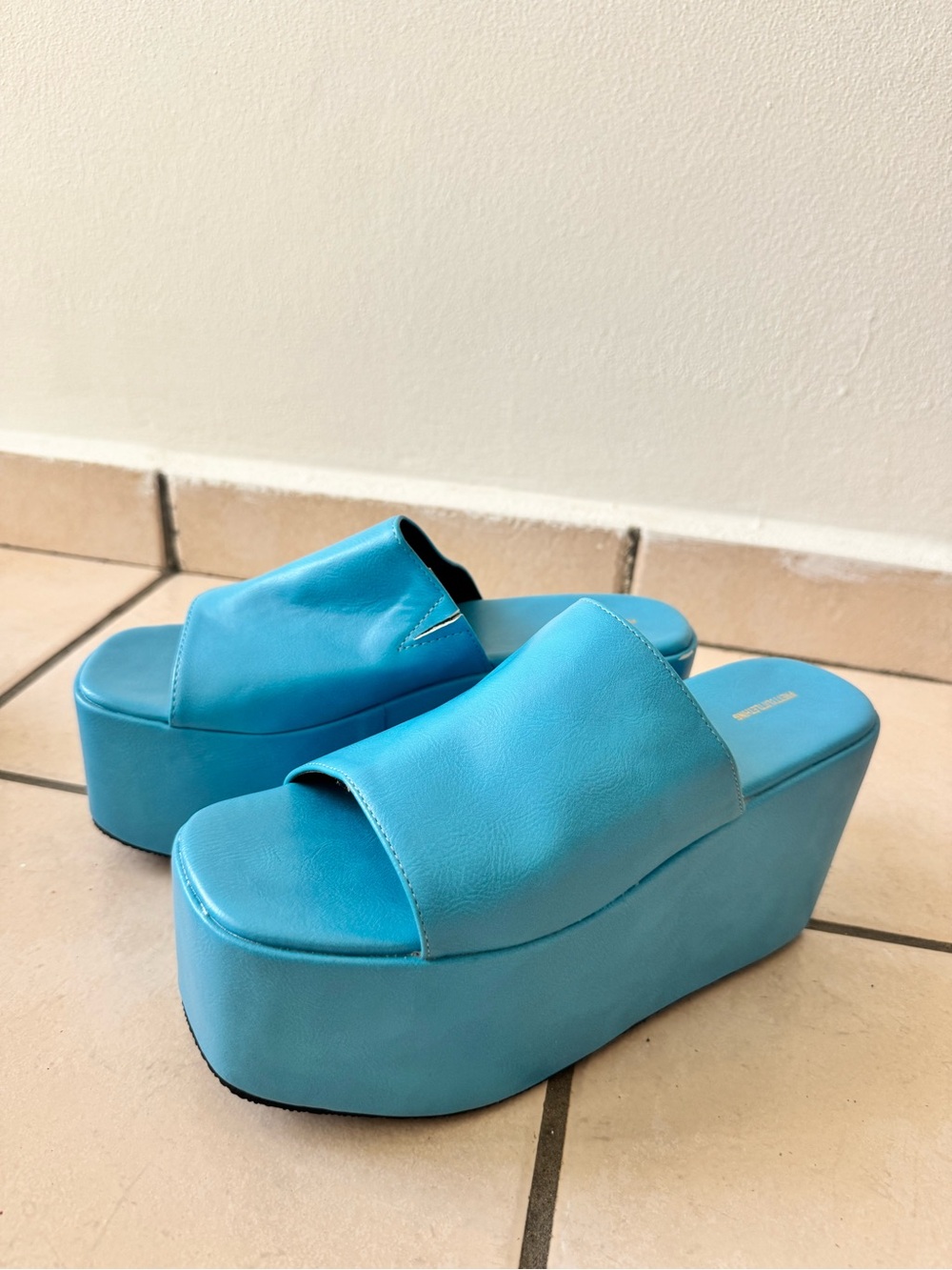 PrettyLittleThing Turquoise Platform Slide Sandals - Picture 2 of 5